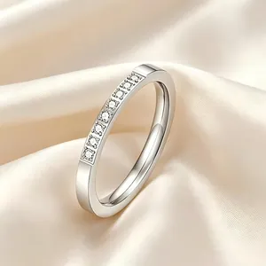 Gros plan sur une bague en acier inoxydable argenté avec des zircons étincelants.
