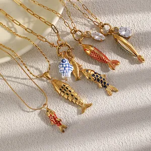 Collares de acero inoxidable bañados en oro de 18K con colgantes de peces estilo oceánico