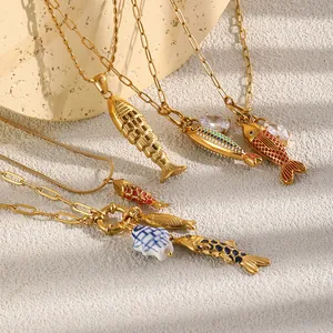 Colección de collares de acero inoxidable bañados en oro de 18K con colgantes de peces