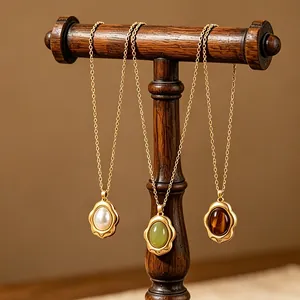 Detailweergave van drie 14k vergulde kettingen met diverse natuurstenen hangers