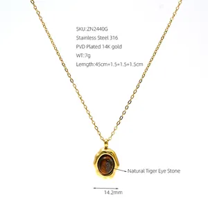 Detail van 14K vergulde roestvrijstalen ketting met natuurlijke tijgeroog hanger