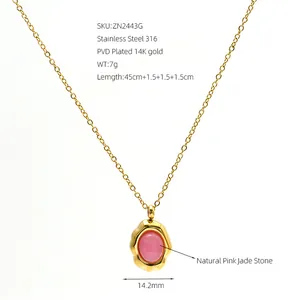 Gedetailleerd macro-aanzicht van 14K vergulde ketting met een natuurlijke roze jade hanger