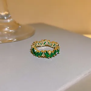 Elegante vintage gouden ring met onregelmatige smaragdgroene geometrische kristallen