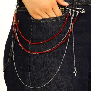 Detalle de cadena de borlas multicapa con cuentas rojas y colgante de estrella