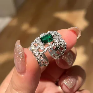 Antiker Smaragdgrüner Ring mit unregelmäßigem, ausgehöhltem Silberband für Damen