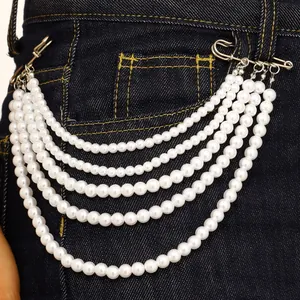 Detalle de un elegante accesorio de cadena de perlas blancas de cinco capas con imperdibles plata
