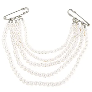Detalle de cadena de borlas de perlas multicapa con imperdibles plateados para accesorios de moda