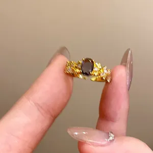 Elegante vintage onregelmatige geometrische ring met paarse edelsteen en gouden afwerking