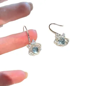 Elegante oorschelpen met zeeblauwe glazen kraal en schitterende zirkonia accenten voor vakantie