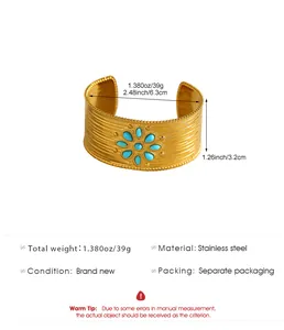 Dimensions détaillées d'un large bracelet manchette en acier doré avec turquoises.