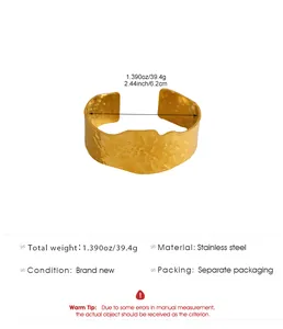 Détails de mesure d'un large bracelet manchette en acier doré martelé à bords ondulés