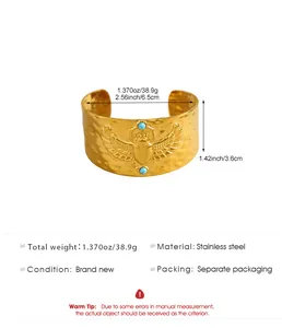 Détail du bracelet manchette scarabée égyptien en acier martelé avec pierres turquoise