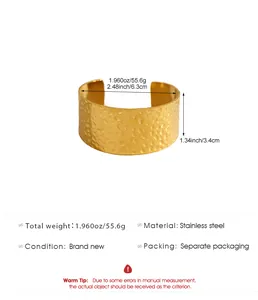 Bracelet manchette large en acier inoxydable doré martelé avec dimensions détaillées