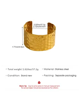 Vue détaillée d'un bracelet manchette large en acier doré martelé avec dimensions