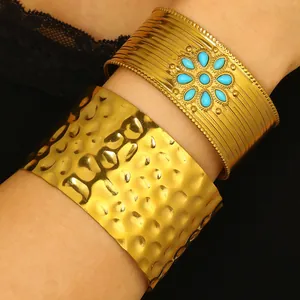 Bracelet manchette large en acier doré avec texture martelée et détail fleur turquoise