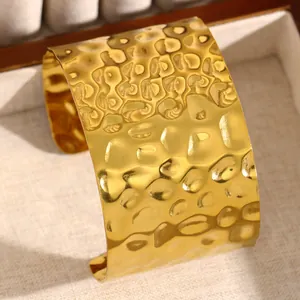 Vue rapprochée d'un large bracelet manchette martelé doré en acier inoxydable durable