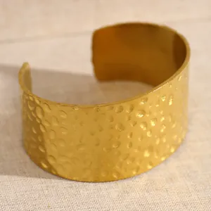 Vue détaillée du bracelet manchette large martelé en acier doré