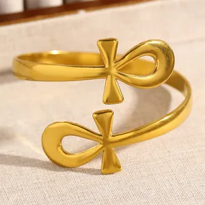 Vue détaillée d'un bracelet de bras en acier doré avec symbole de croix Ankh égyptienne