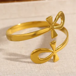 Gros plan sur un bracelet jonc doré en acier inoxydable avec symboles égyptiens Ankh