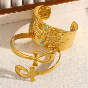 Vue détaillée de la manchette dorée martelée avec scarabée égyptien et symbole Ankh