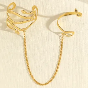 Gouden metalen slangenarmring en armband verbonden door een fijne vintage ketting