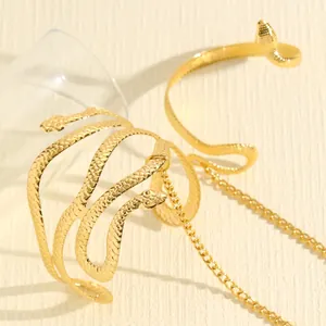 Detailopname van vintage gouden slangarmband met schubtextuur en kettingverbinding
