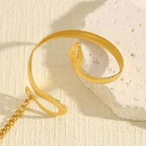 Macrodetail van een vintage gouden slangenarmring met ingewikkelde schubtextuur.