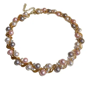Élégant collier doré de style français avec des perles multicolores et des strass.