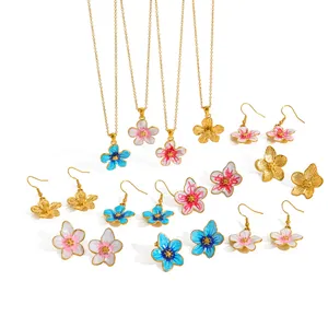 Visualizzazione dettagliata di set di gioielli con collane e orecchini a fiori colorati per lei