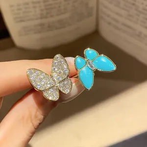 Eleganter verstellbarer Ring mit Zirkonia-Pavé und Schmetterlingen im Türkis-Stil