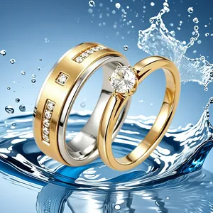 Détail de bagues de couple plaquées or en acier inoxydable 304 dans de l'eau vive