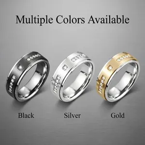 Vue détaillée de bagues en acier inoxydable avec zircon en noir, argent et or.