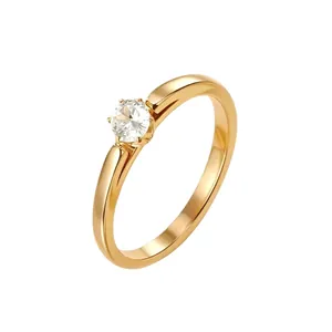 Détail d'une bague minimaliste en acier inoxydable plaqué or avec un zircon scintillant
