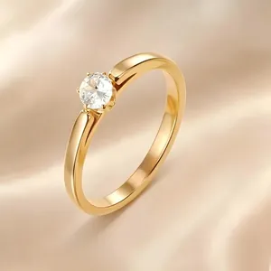 Vue détaillée d'une bague en acier inoxydable 304 doré avec une pierre de zircone