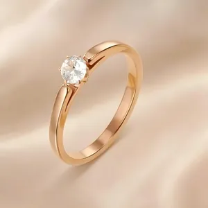 Gros plan détaillé d'une bague solitaire élégante en acier inoxydable avec zircon