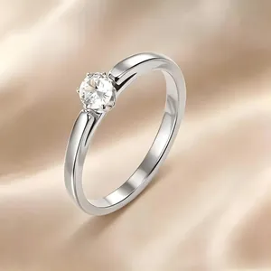 Détail macro d'une bague en acier inoxydable 304 avec un zircon rond brillant.