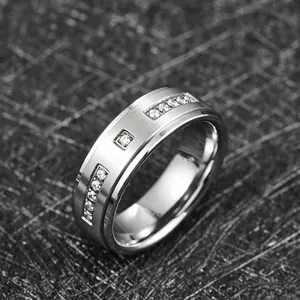 Vue détaillée d'une bague en acier inoxydable 304 et zircon avec une finition brossée