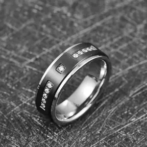 Gros plan détaillé de la bague en acier inoxydable noir brossé avec incrustation de zircon