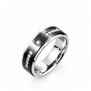 Détail d'une bague en acier inoxydable avec finition noire brossée et zircons.