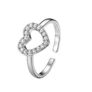 Elegante zilveren titanium stalen verstelbare ring met een sprankelend pavé hart van kristal
