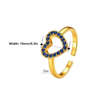 Gedetailleerde macro-opname van gouden hartring met blauwe stenen en 10mm breedte