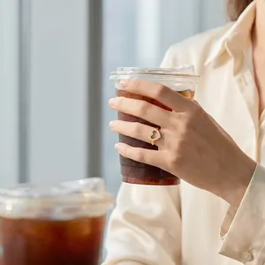 Elegante gouden hartring met pavé stenen getoond in een stijlvolle café omgeving
