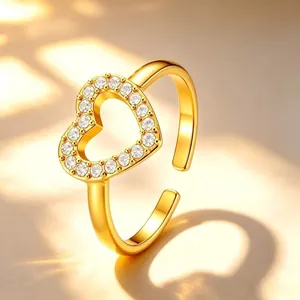 Gedetailleerde opname van een goudkleurige hartring met glanzende pavé-zetting stenen