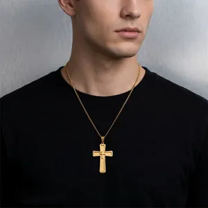 Detailansicht eines doppelschichtigen Kreuzanhängers aus Edelstahl auf schwarzem T-Shirt
