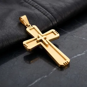 Detailansicht eines vergoldeten Edelstahl-Doppelkreuzanhängers für Herren im Techwear-Stil