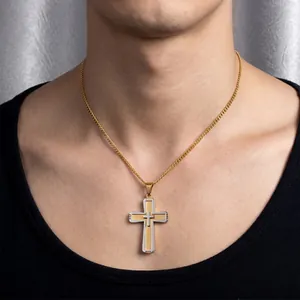 Nahaufnahme eines zweischichtigen Edelstahl-Kreuzanhängers für Herren in Gold und Silber