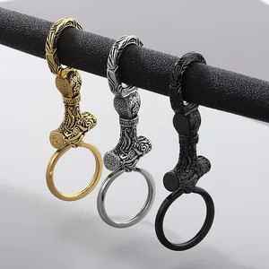 Tre portachiavi Martello di Thor vintage con rilievo vichingo in oro, argento e nero.