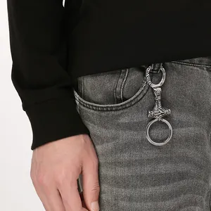 Primo piano del portachiavi Martello di Thor su jeans con dettagli in rilievo