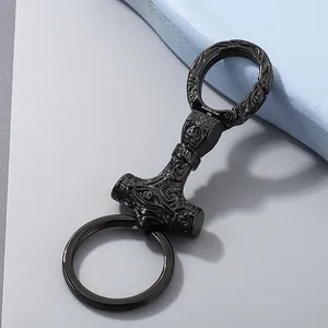 Vista dettagliata del portachiavi Martello di Thor Mjolnir in acciaio inossidabile vichingo.