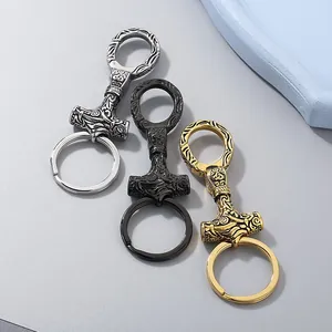 Dettaglio di portachiavi Martello di Thor vichingo in finiture oro, argento e nero.